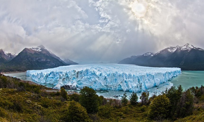 Крупнейший в мире айсберг в свободном плавании приблизился к обитаемым местам
