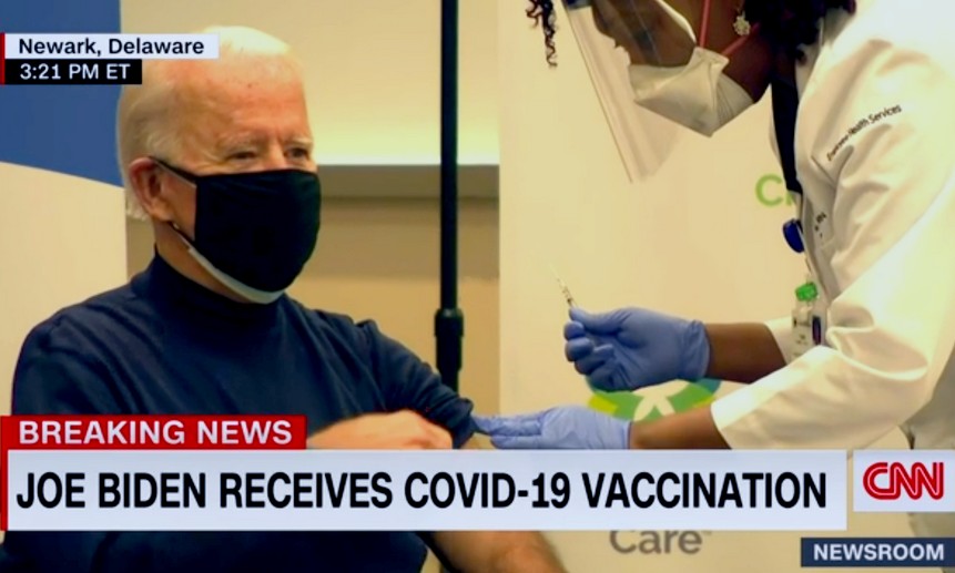 Джо Байден привился от коронавируса. Кадр из видео CNN