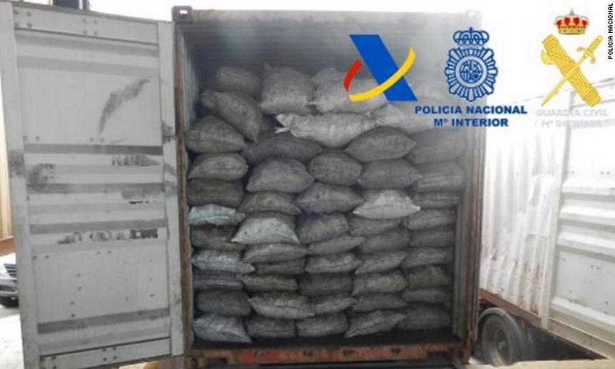 Наркотики прятали в контейнерах среди мешков с древесным углем.