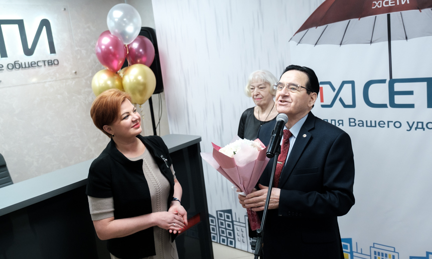 Надежда Виноградова принимает поздравления от почётных гостей.